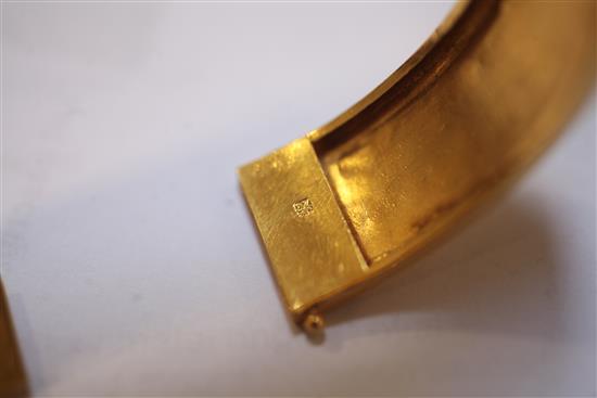 A Chinese high carat gold hinged bangle,